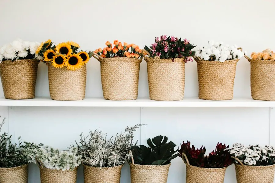 Korgar med blommor på vita hyllor